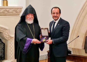 Արամ Ա. Կաթողիկոս «Կիլիկեան Իշխան»  Շքանշանով Պարգեւատրեց Կիպրոսի Նախագահը